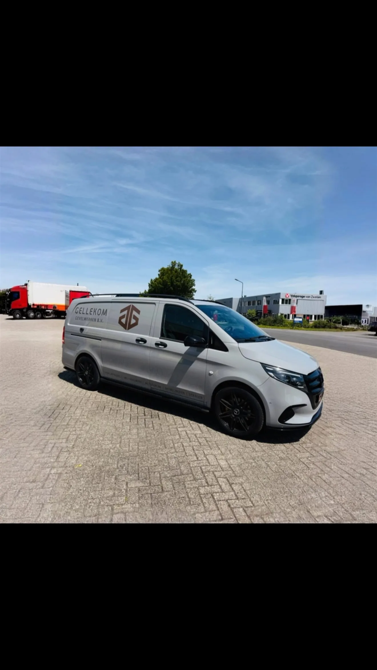 Vanaf nu kunnen jullie ons in deze nieuwe beauty zien rijden! Nu kunnen we nóg sneller en veiliger naar de klu