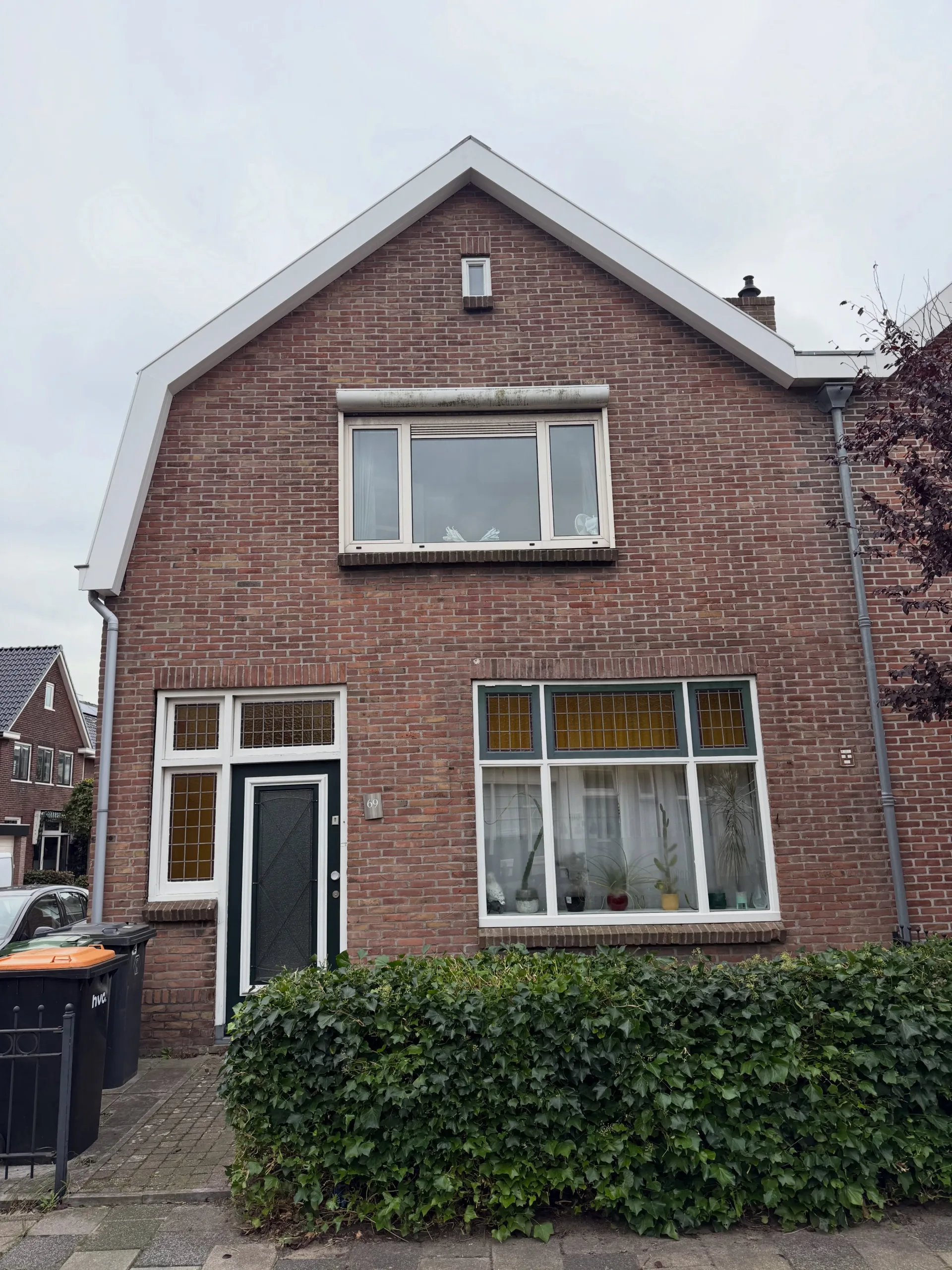 In Beverwijk hebben wij deze mooie karakteristieke jaren 30 woning onder handen genomen! De woning was enkele 